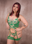 Vue de face de l’ensemble Daphné vert par Klose alias Klose Underwear, lingerie féminine élégante en dentelle, sublimant la silhouette avec sensualité.